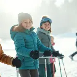 Narty zimą i wartościowe obozy: idealne połączenie dla całej rodziny