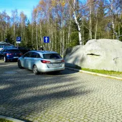 Parking przy Błędnych Skałach: Wygodne miejsce na Twoją przygodę