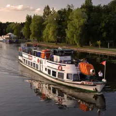 Ile kosztuje rejs statkiem w Augustowie? Ceny, zniżki i rodzaje rejsów.