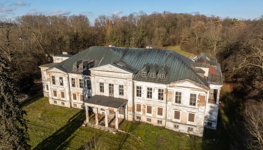 Pałac w Samostrzelu - historia, architektura i atrakcje turystyczne