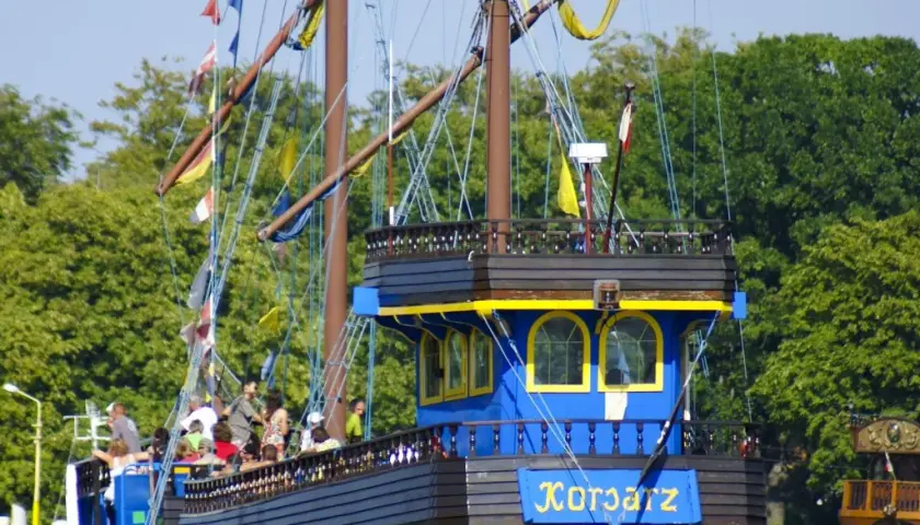 Ile kosztuje rejs statkiem w Dziwnowie? Cennik i praktyczne informacje