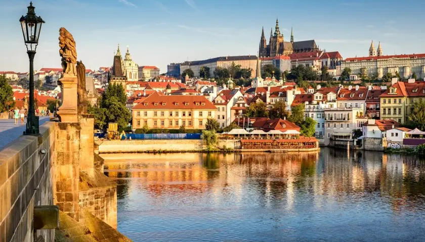 Ile kosztuje rejs po Wełtawie? Szczegóły cen, długość i usługi.