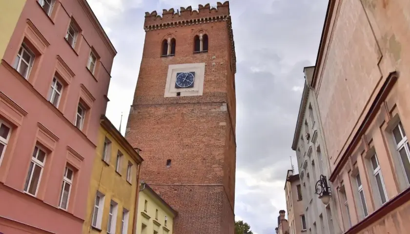 Krzywa Wieża w Ząbkowicach: Polska Piza, musisz ją zobaczyć
