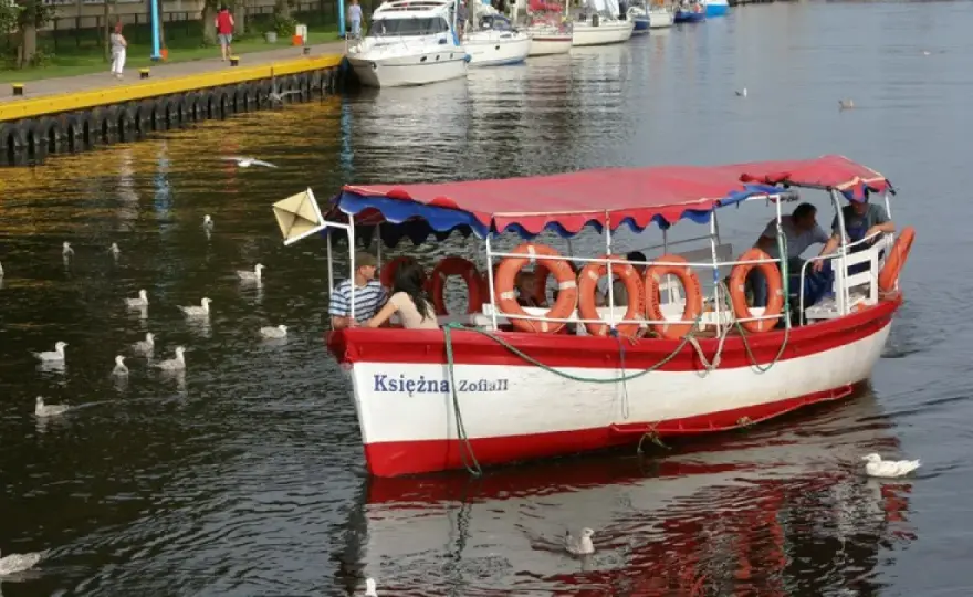 Ile kosztuje rejs statkiem w Darłówku? Ceny, trasy i porady dla grup.