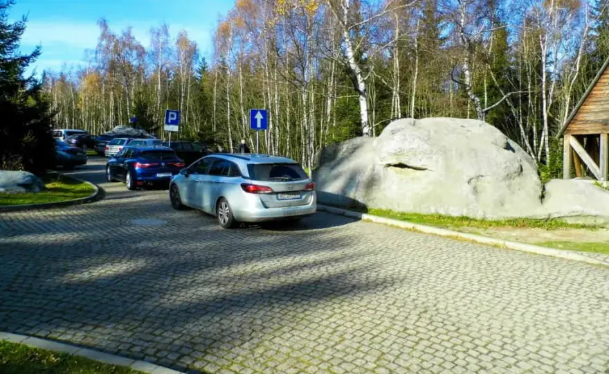 Parking przy Błędnych Skałach: Wygodne miejsce na Twoją przygodę